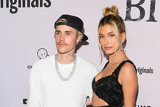 Семейный выход Биберов: Джастин в розовых брюках и Хейли в прозрачной юбке Zuhair Murad