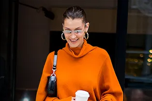 Белла Хадид надела остромодное платье-водолазку в главном цвете ближайшего полугодия — апельсиновом