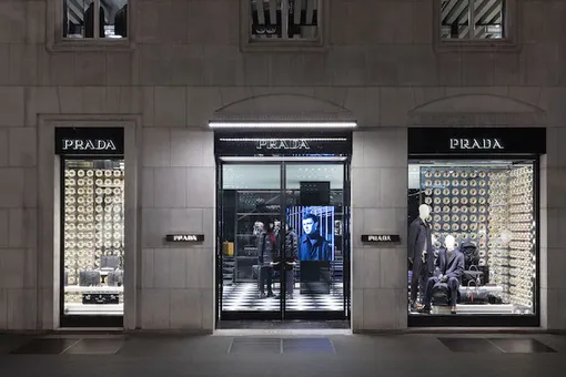 Рождественские витрины Prada 2016