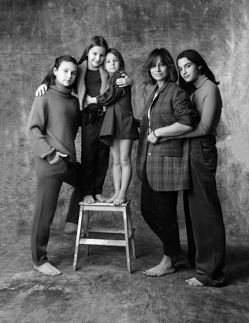 Фотограф Анастасия Рябцова с дочерьми Василисой, Верой, Катей и Никой