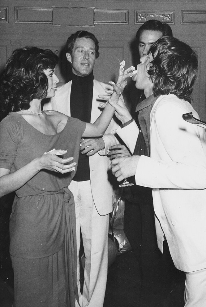 Бьянка и Мик Джаггер с друзьями, 1977