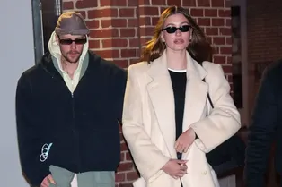 Как носить пальто зимой: модные формулы Хейли Бибер