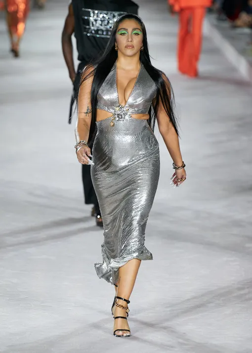 Лурдес Леон на показе Versace весна-лето 2022 Лурдес Леон на показе Versace весна-лето 2022