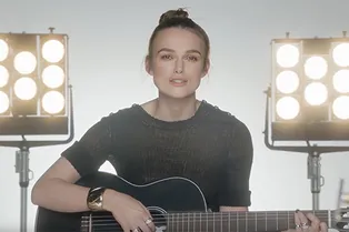 Кира Найтли поет под гитару по-французски