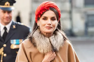 Нарядный ободок — самый недооцененный аксессуар для праздничного образа. Берем пример с королевы Летиции