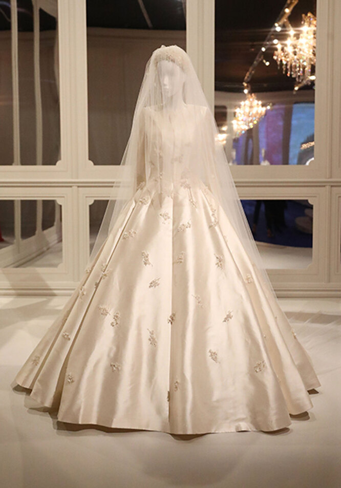 Платье Миранды Керр на выставке The House of Dior: Seventy Years of Haute Couture