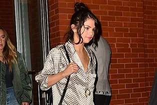 Как носить пижаму с кроссовками: показывает Селена Гомес