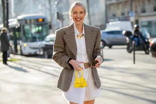 Это белое платье-рубашку можно носить абсолютно со всем