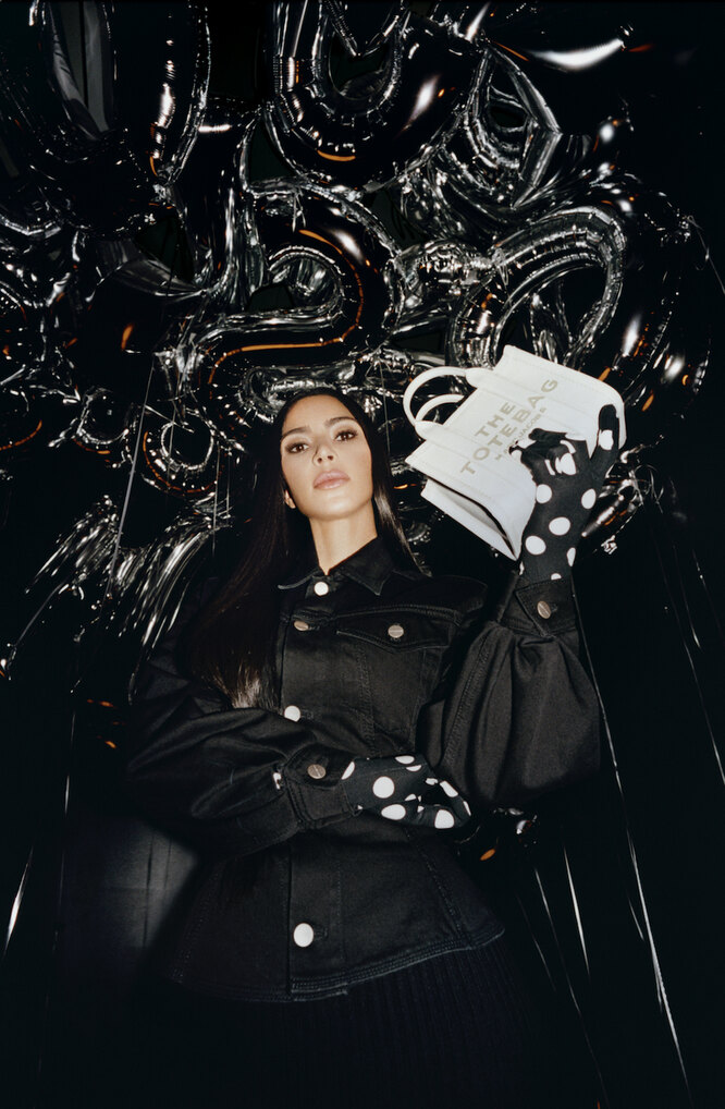 В кампейне Marc Jacobs осень 2023 В кампейне Marc Jacobs осень 2023