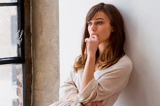 3 знаменитые девушки, которые постоянно нервничают