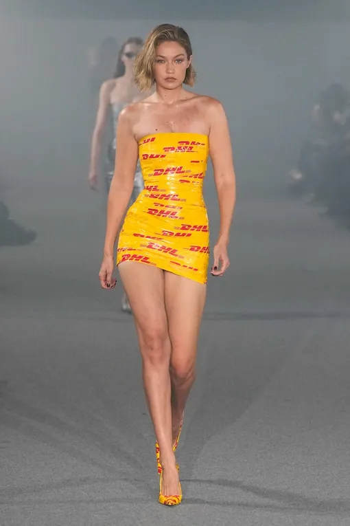 Джиджи Хадид в платье из скотча DHL; показ VETEMENTS весна-лето 2025 Джиджи Хадид в платье из скотча DHL; показ VETEMENTS весна-лето 2025