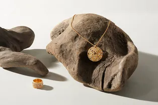 Взгляните на коллекцию талисманов De Beers с неограненными алмазами