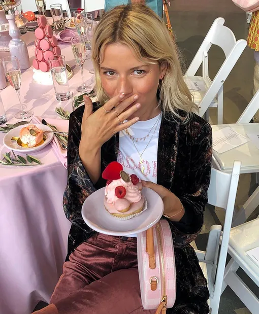 Фото: @sabinasocol