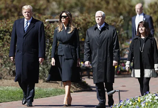Дональд и Мелания Трамп с вице-президентом Майклом Пенсом с супругой Карен Дональд и Мелания Трамп с вице-президентом Майклом Пенсом с супругой Карен