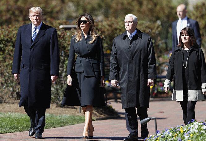 Дональд и Мелания Трамп с вице-президентом Майклом Пенсом с супругой Карен