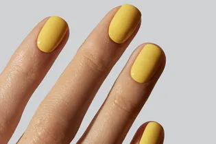 Модный лимонный маникюр 2026: 10 идей