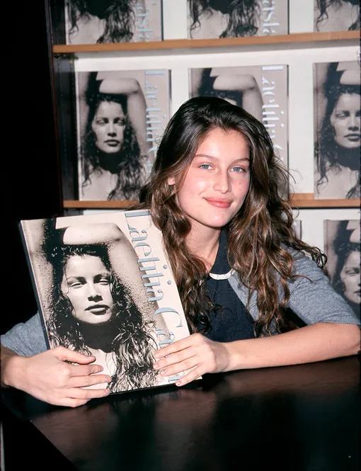 Летиция Каста на презентации своей книги Laetitia Casta, 1999 год