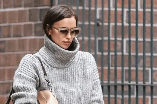 Объемный серый свитер и джинсы: осенняя классика от Ирины Шейк