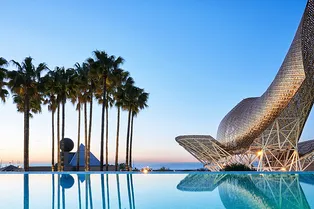 Сады у моря, вечеринки у бассейна и мишленовские рестораны: визуализируем отпуск мечты в Барселоне