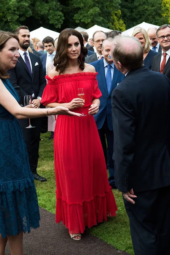 Платье Alexander McQueen, босоножки Prada, серьги Simone Rocha (3 774$)