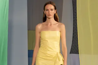 Платье-бандо — главный фаворит дизайнеров летом-2026: вот 7 лучших вариантов