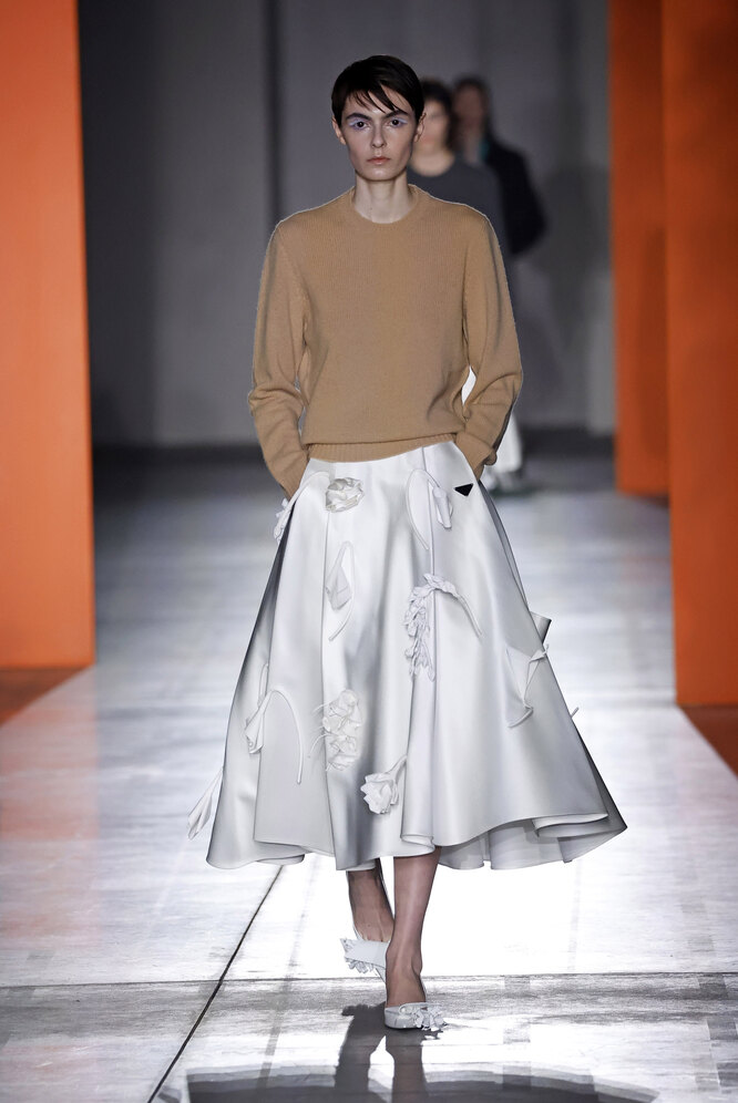 Prada, осень-зима 2023/2024, выбирайте шелковую юбку, чтобы соответствовать тенденциям моды 2023