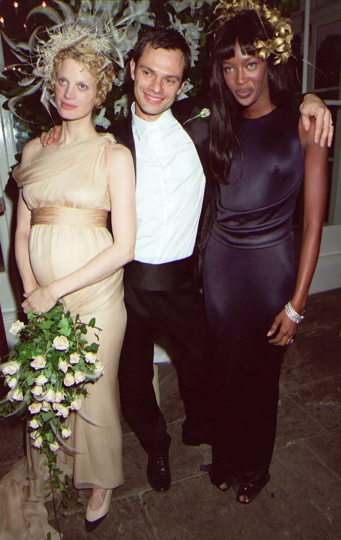Невеста Кирстен Макменами во время свадьбы с Майлзом Олдриджем и Наоми Кэмпбелл в Лондоне, 1997 год