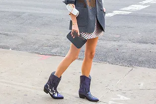 Казаки — обувь, которая делает ноги бесконечно длинными: 10 модных пар на осень