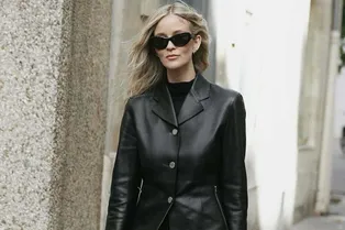 Вместо косухи: модные девушки выбирают этот кожаный жакет Вместо косухи: модные девушки выбирают этот кожаный жакет