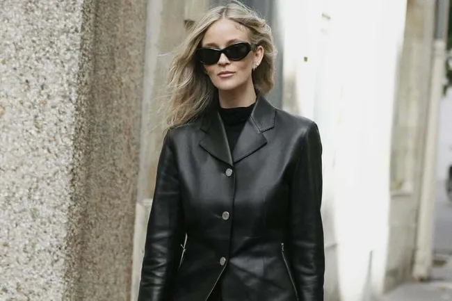 Вместо косухи: модные девушки выбирают этот кожаный жакет