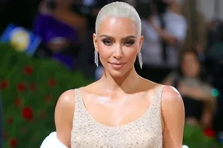 Ким Кардашьян обвиняют в порче платья Мэрилин Монро. На новых фото вещи замечены повреждения, которых не было до Met Gala