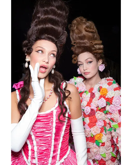 Белла и Джиджи Хадид во время показа Moschino осень-зима 20