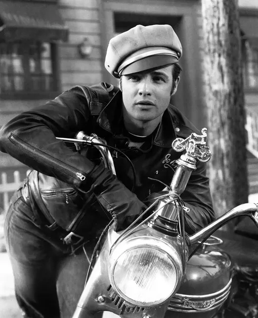Марлон Брандо в фильме «Дикарь» (1953), реж. Ласло Бенедек Марлон Брандо в фильме «Дикарь» (1953), реж. Ласло Бенедек