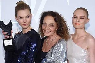 Карли Клосс, Диана фон Фюрстенберг, Кейт Босуорт на церемонии DVF Awards Карли Клосс, Диана фон Фюрстенберг, Кейт Босуорт на церемонии DVF Awards