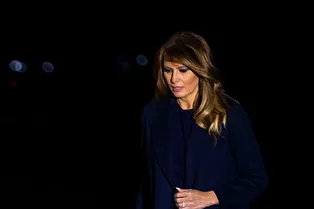 Мелания Трамп в тотал-луке оттенка navy blue вернулась в Белый дом