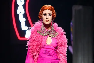 Гардероб героини Феллини на показе Moschino в Риме