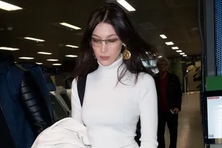 Кеды Calvin Klein и джинсы клеш: Белла Хадид в total white отправилась в Грецию