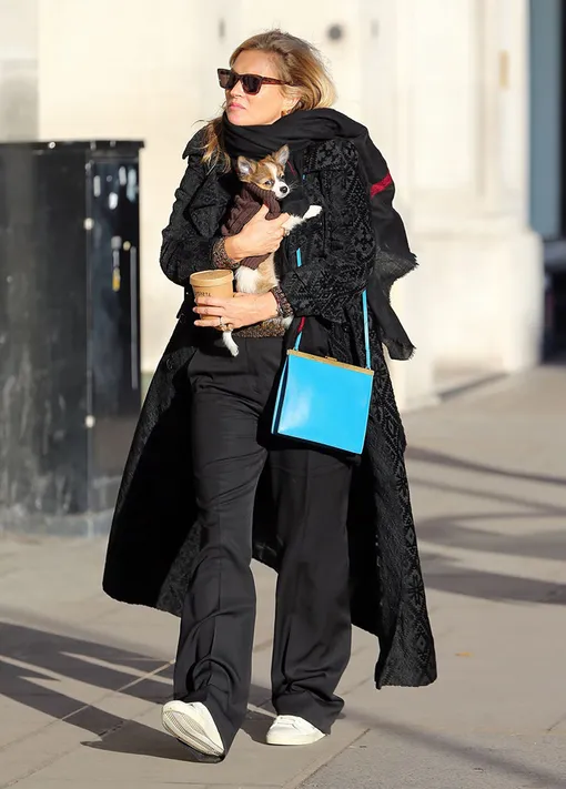 Осень в стиле Кейт Мосс: горячий напиток и пушистый друг на руках