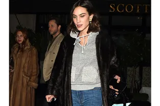 Классическая шуба, худи и нарядные туфли: Алекса Чанг умело сочетает несочетаемое