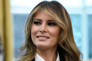 Мелания Трамп доказывает, что строгий костюм-двойка может смотреться эффектнее любого платья