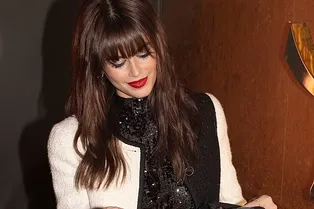 «Половинчатый» жакет, брюки с низкой посадкой и пайетки: Кайя Гербер к вечеринкам готова