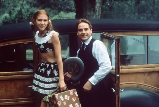 Джереми Айронс и Доминик Суэйн в фильме «Лолита», 1997 Джереми Айронс и Доминик Суэйн в фильме «Лолита», 1997