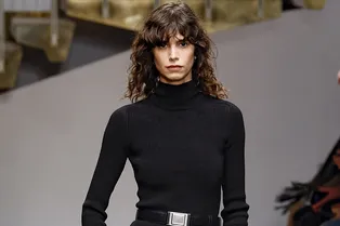 Черная водолазка всегда нужна в гардеробе. Где искать идеальную