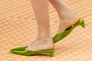 Красота не требует жертв: 7 пар модных туфель на каблуке kitten-heel