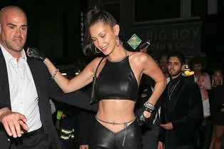 Да что вы знаете о моде: Белла Хадид в очень странном кожаном комплекте в Нью-Йорке