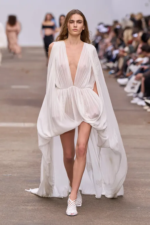 Stella Mccartney весна-лето 2025 Stella Mccartney весна-лето 2025