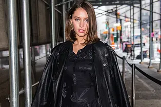 18-летняя Айрис Лоу щеголяет по морозному Нью-Йорку в соблазнительном мини с голыми ногами