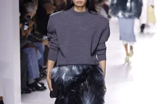 Минимализм с вау-эффектом: как базовый «верх» и акцентная юбка превратились в самый стильный дуэт сезона