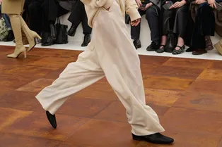 Как зимой стилизовать светлые брюки: простой, но практичный лайфхак Как зимой стилизовать светлые брюки: простой, но практичный лайфхак