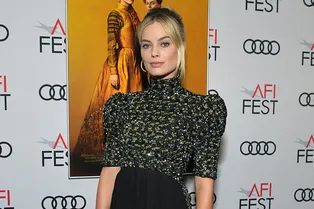 Марго Робби воплощает образ королевы в платье Chanel